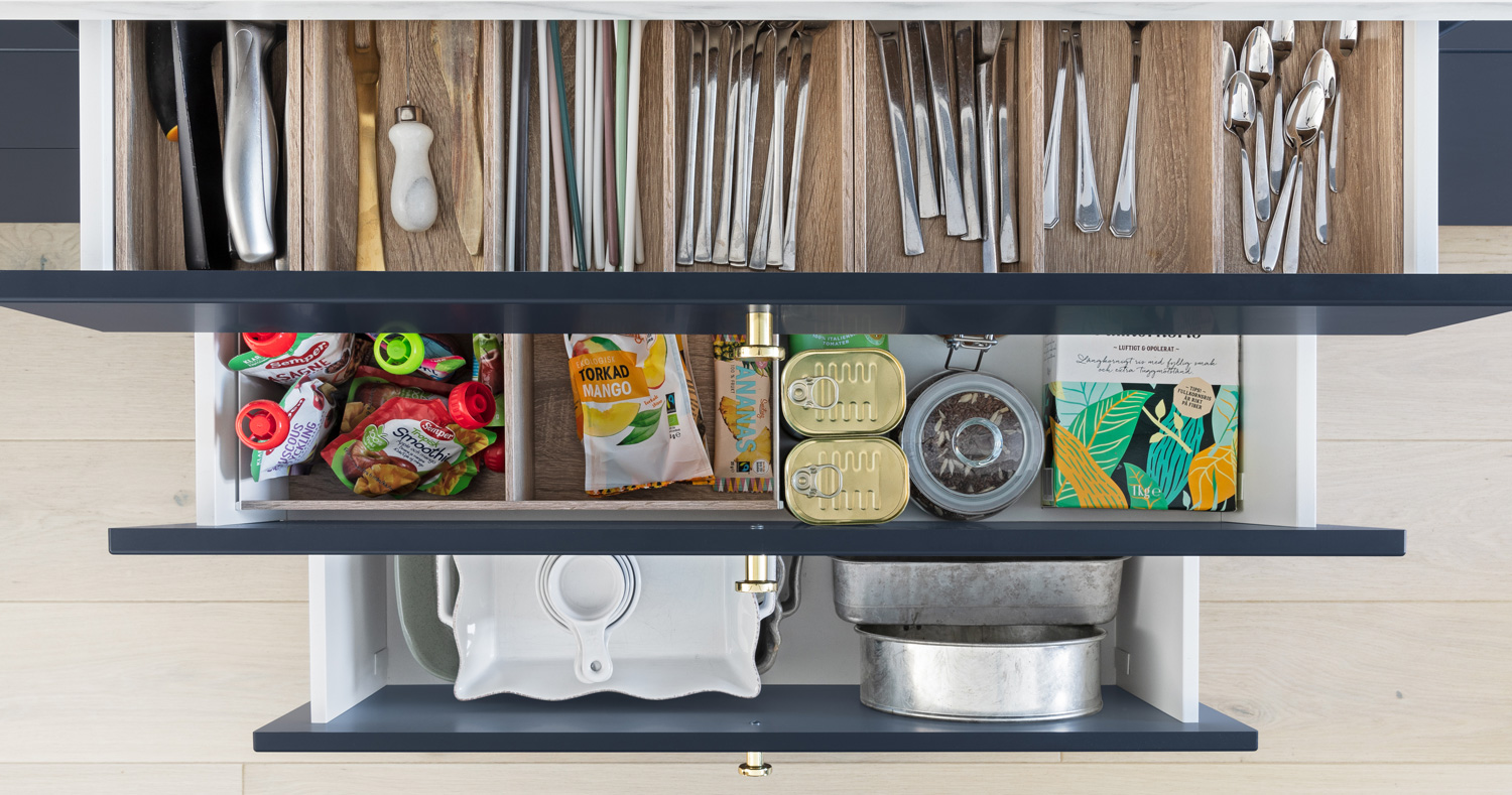Ulik organisering av bestikk, kjøkkenutstyr og mat i tre forskjellige kjøkkenskuffer